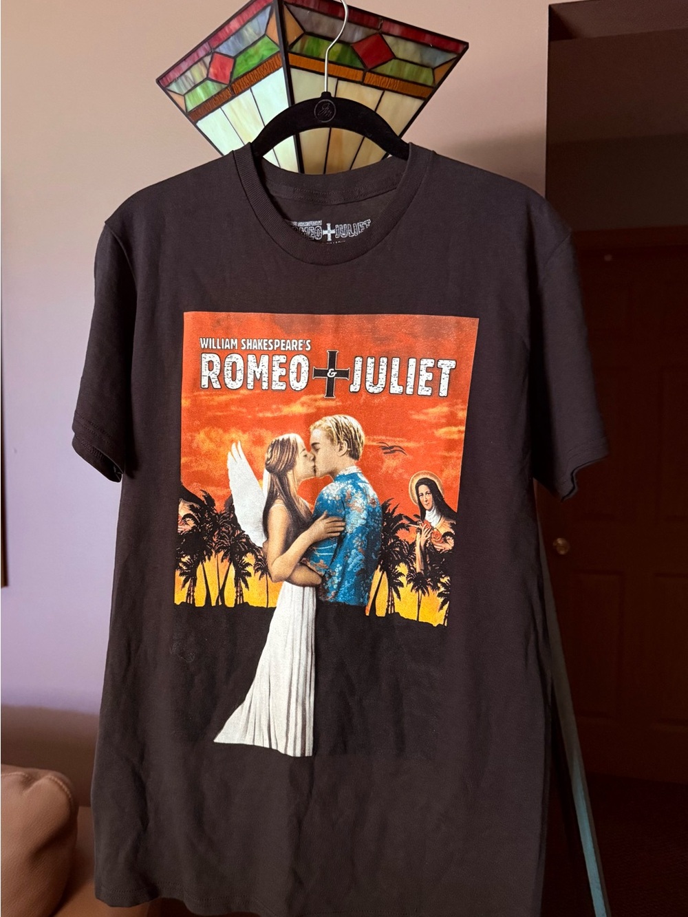 William Shakespeare’s Romeo + Juliet Graphic Tee - size Small